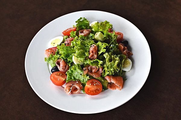 Нежный салат с пряной горбушей