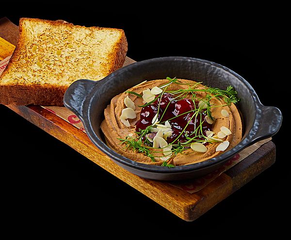 Пате из печени кролика с вишневым кюли и бриошью