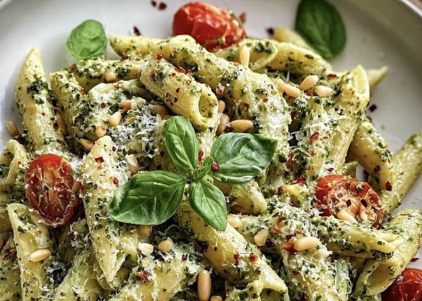 Пенне с соусом песто и вялеными томатами