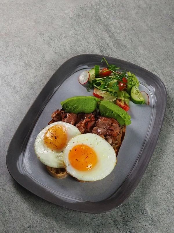 Глазунья с беконом и авокадо тостами