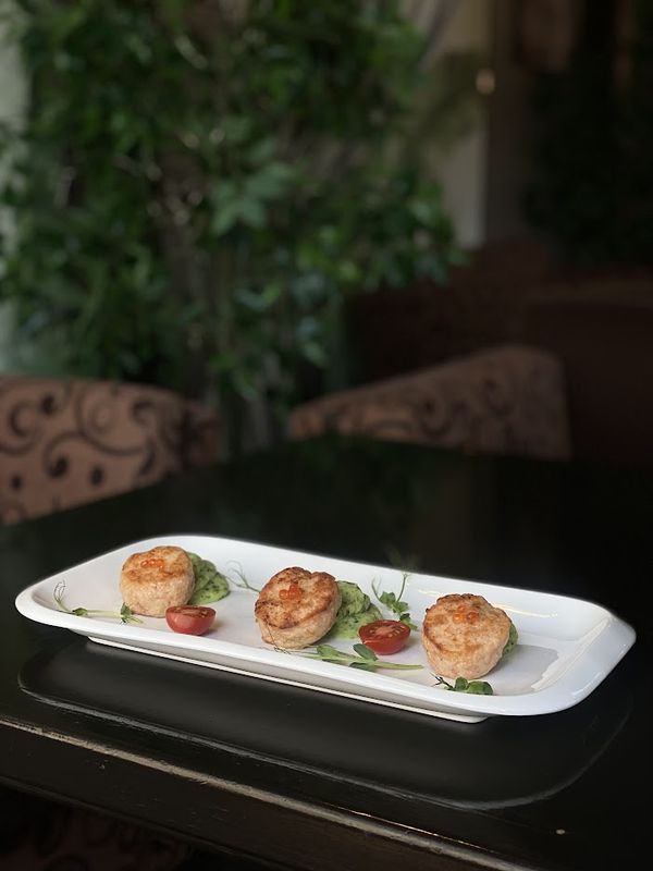 Котлеты из креветок с картофельным пюре и шпинатом