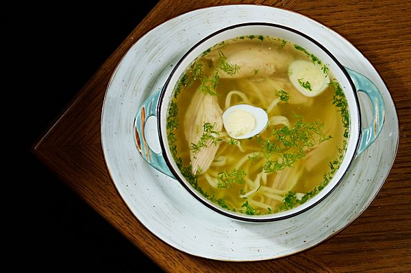 Бульон куриный с перепелиным яйцом и лапшой