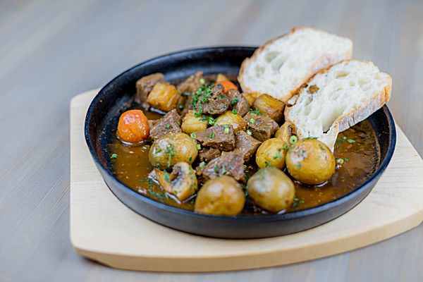 Мясная сковородка с картофелем и овощами