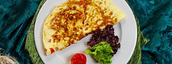 Омлет с сыром и томатами