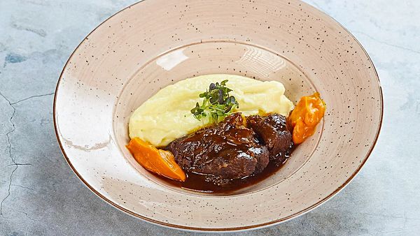 Томленые телячьи щеки с картофельным пюре и кремом из копченой моркови