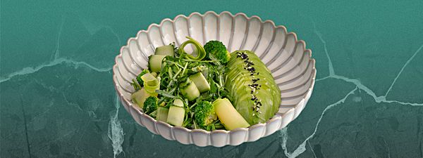 Зеленый салат с авокадо и страчателлой