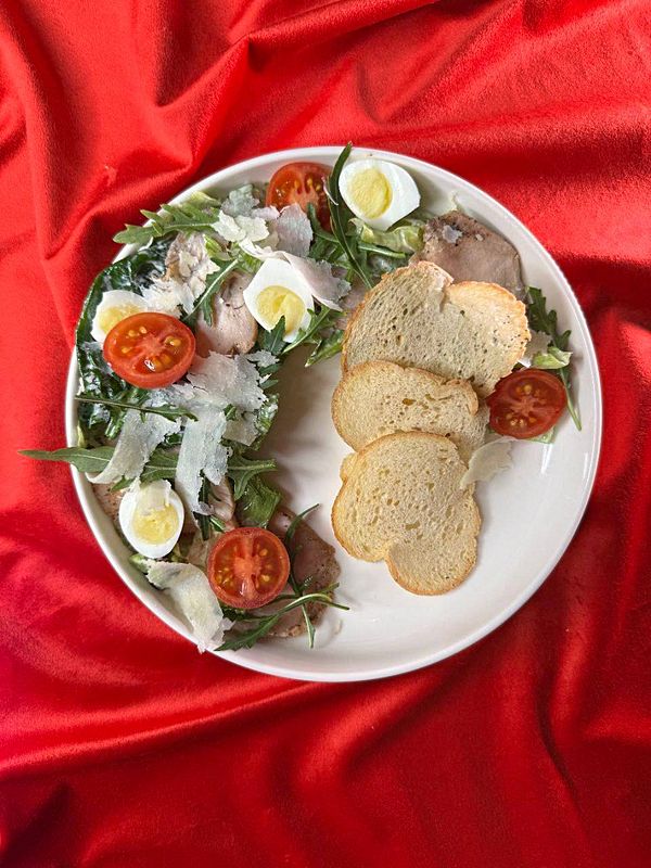 Салат Цезарь с бедром цыпленка