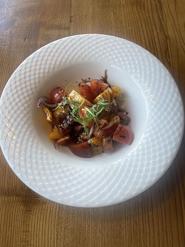 Салат из трех видов томатов с ялтинским луком и орегано