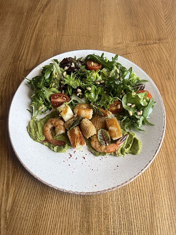 Салат с морепродуктами руколой и халуми