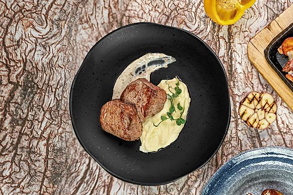 Филе мьньон с пюре и перечным соусом