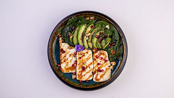 Жареный сыр халуми со шпинатом