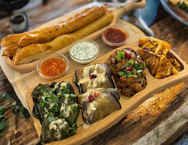 Грузинское мезе и газыри с сыром