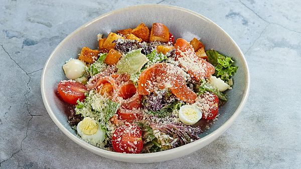 Салат Цезарь со слабосоленой форелью