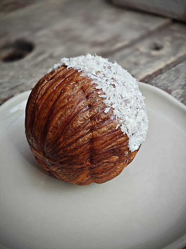 Круассан-бол ананас-кокос