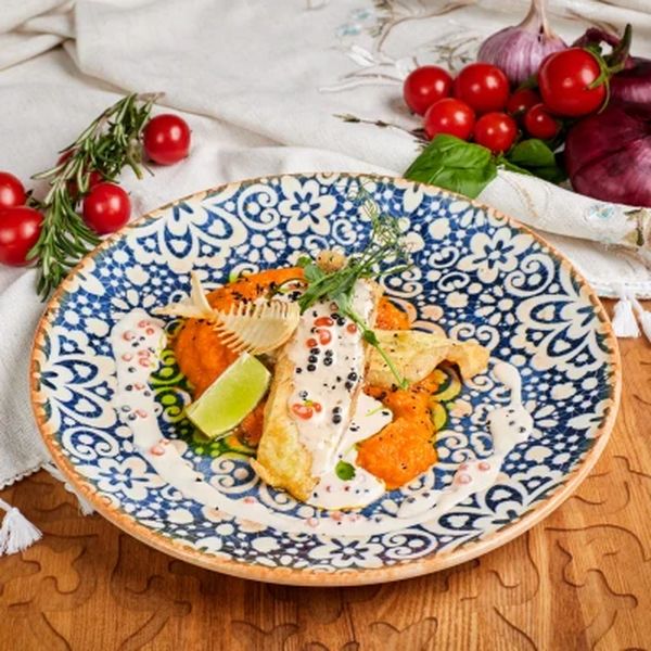 Судак с морковным пюре и икорным соусом