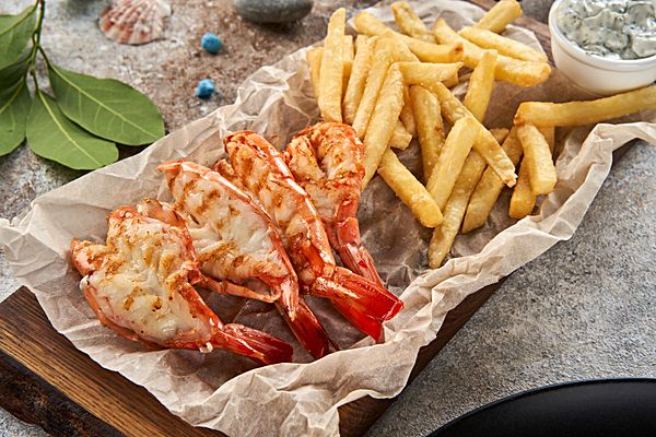 Лангустины с картофелем фри