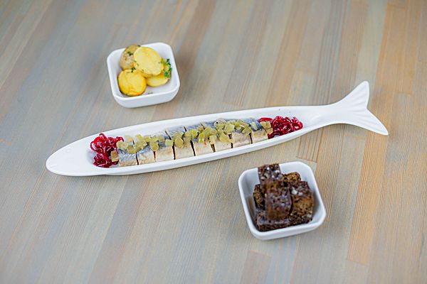 Сельдь с мини картофелем, маринованным луком и гренками