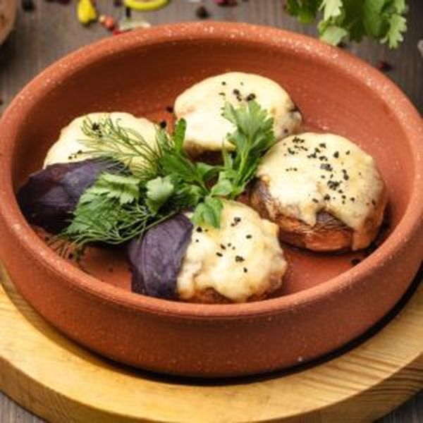 Шампиньоны под сыром «Сулугуни»