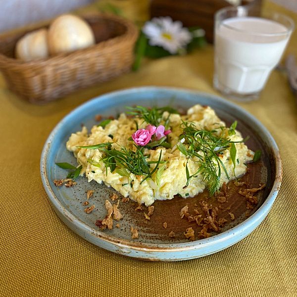 Скрэмбл со сметаной и зеленью