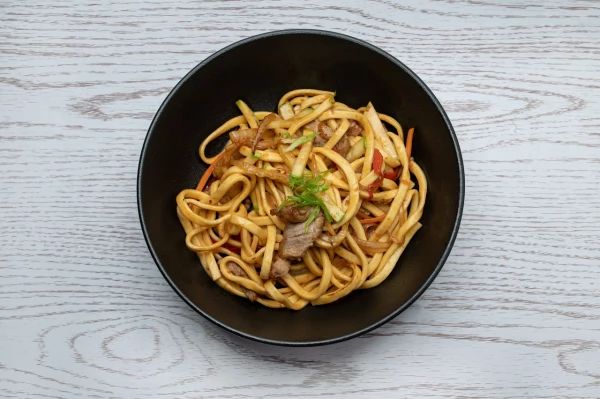 Удон со свининой в соусе кимчи