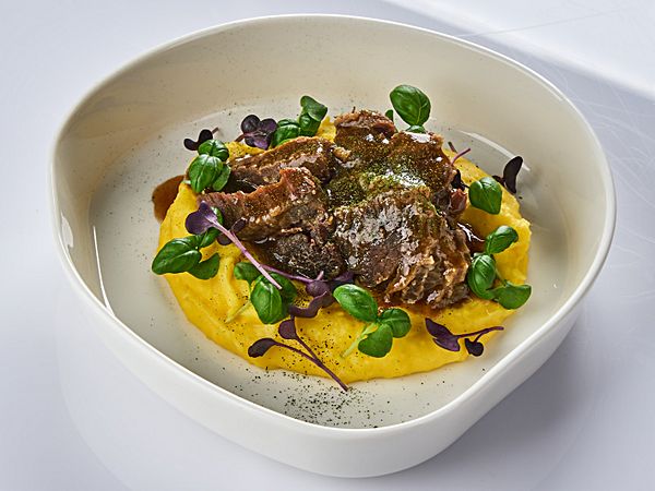 Телячьи щеки в перечном соусе с кукурузным пюре