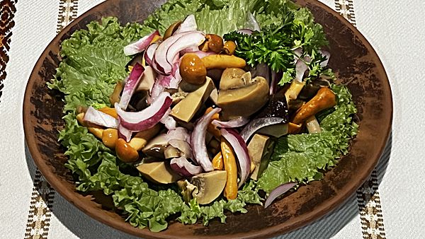 Маринованные лесные грибы с луком и ароматным домашним маслом
