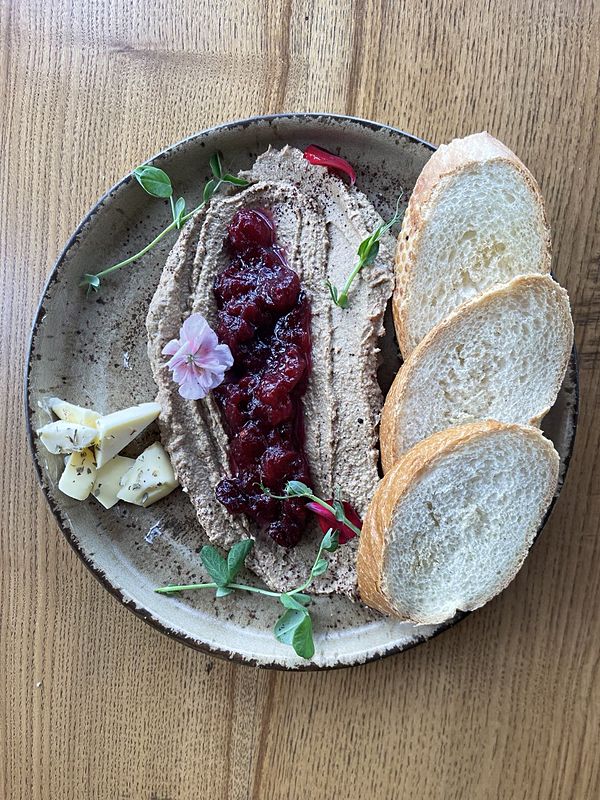 Паштет из печени с ягодным джемом и белыми гренками