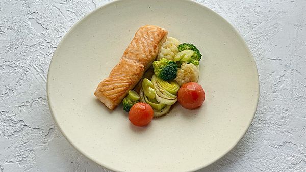 Форель с овощами и имбирно-чесночным соусом