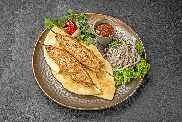 Люля-кебаб куриный на лепешке из печи с соусом от шефа