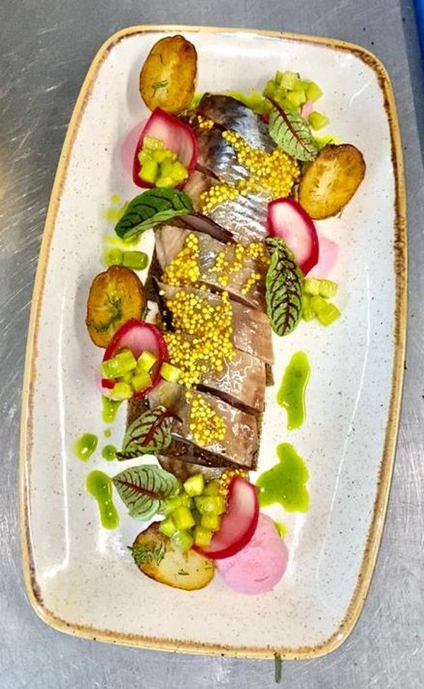 Маринованная керченская сельдь на хрустящих гренках