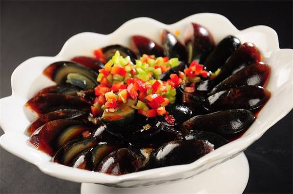 Холодные конервированные в извести яйцы