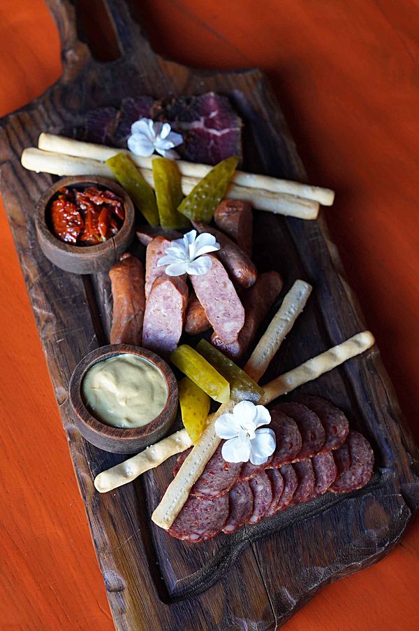 Ассорти из мясных деликатесов