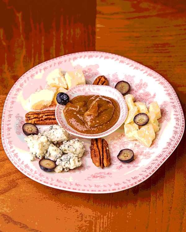 Сырная тарелка с инжирным вареньем