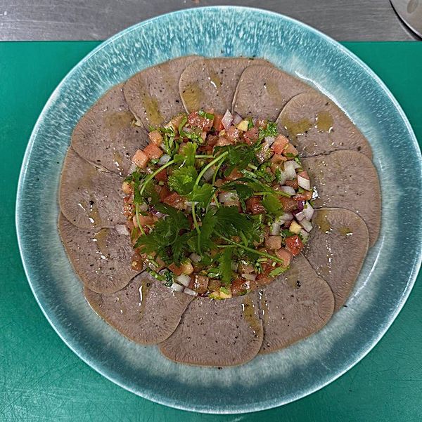 Язык говяжий с пряной томатной сальсой