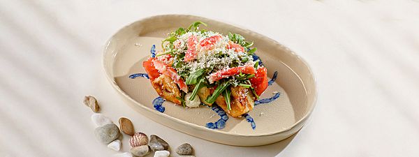 Салат с камчатским крабом, баклажаном фри