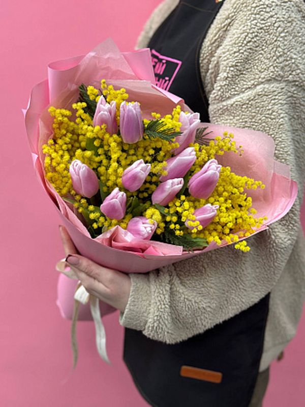 11 розовых тюльпанов с мимозой в оформление
