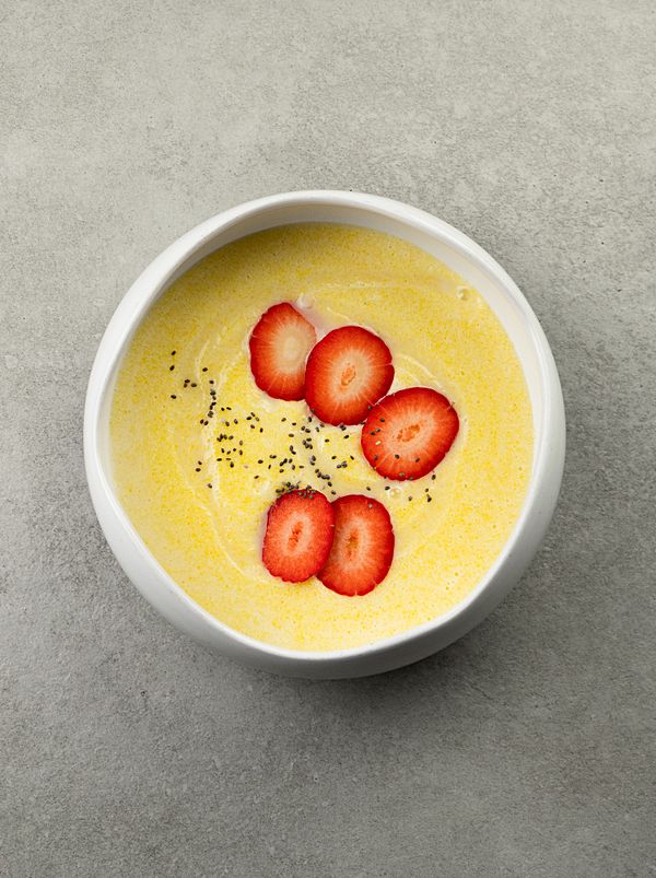 Кукурузная каша с клубникой и сгущенным молоком