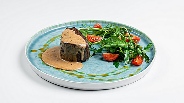 Филе миньон из телятины с перечным соусом и салатом из рукколы