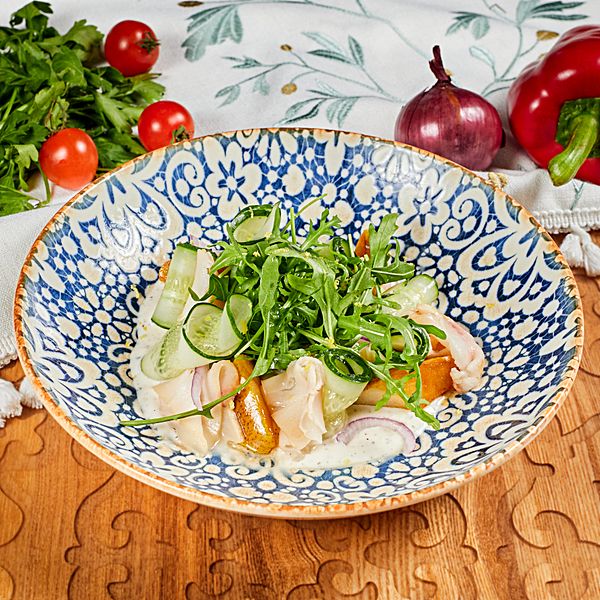 Салат с масляной рыбой и йогуртовым соусом