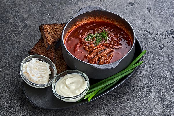 Борщ со сметаной, сальцем и бородинским хлебом