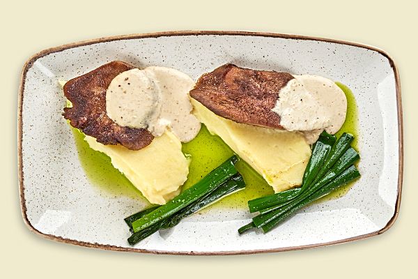 Телячий язык с пюре и соусом из хрена