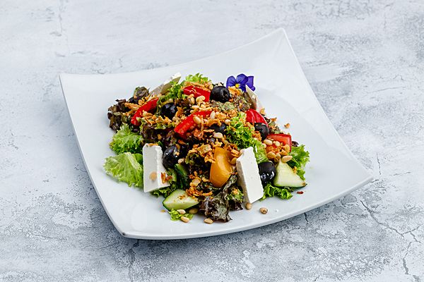 Салат овощной с кедровыми орехами