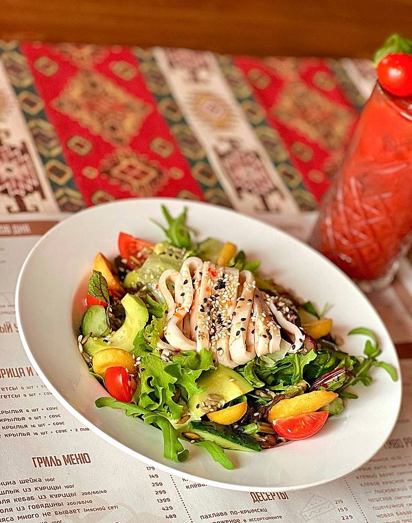 Тёплый салат с кальмаром и азиатским соусом