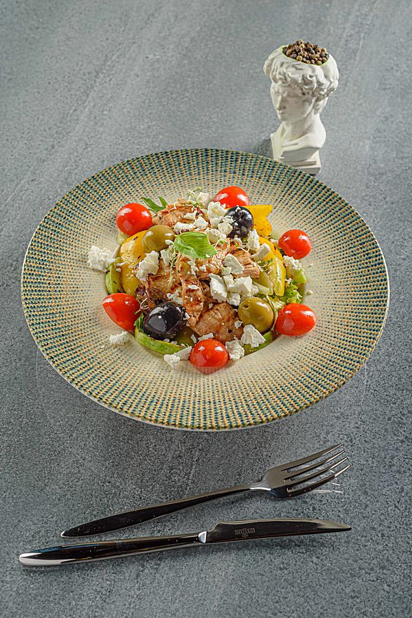 Гриль салат с куриным филе, болгарским перцем и кабачком