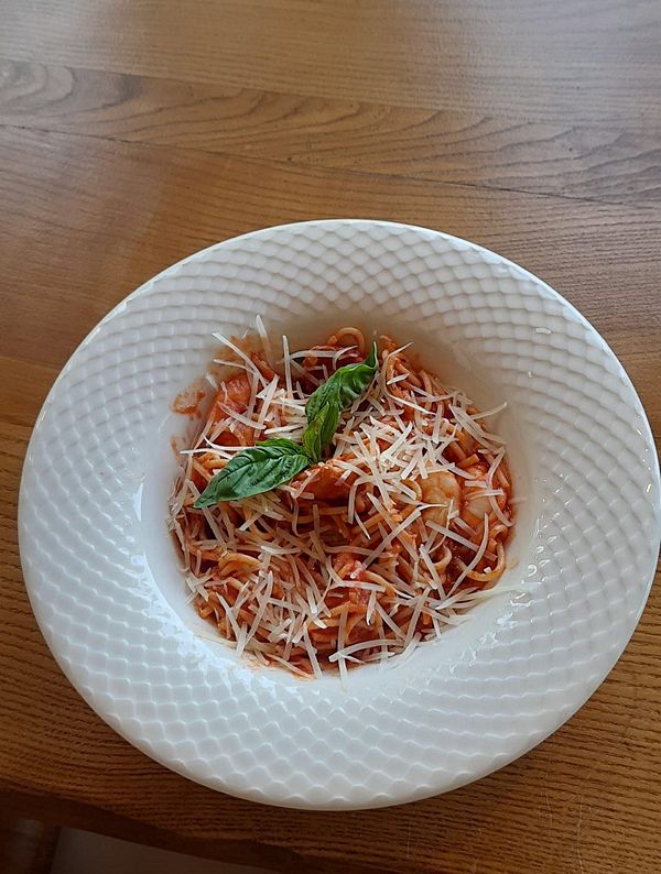 Спагетти с креветкой и кальмаром в томатном соусе