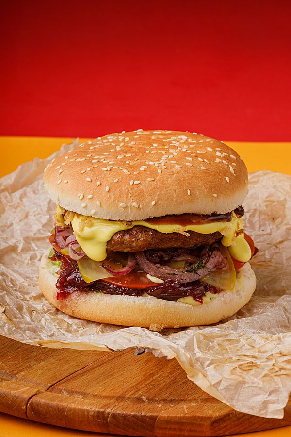 Бургер с тремя видами лука