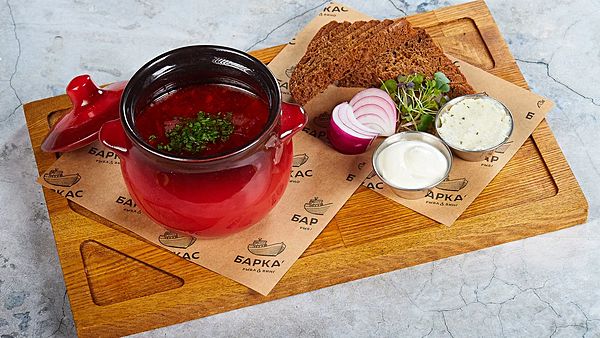 Борщ с говяжьими хвостами и намазкой из чесночного сала