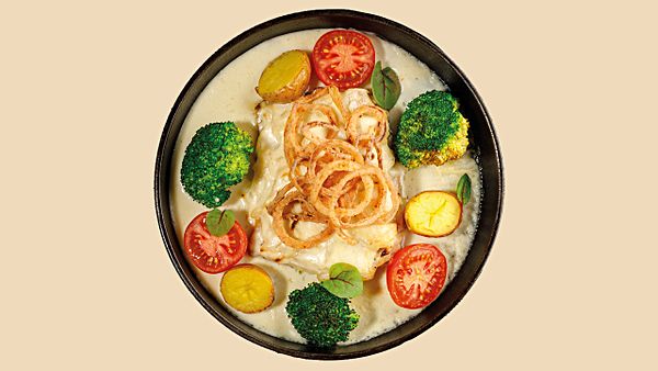 Пеленгас запечённый в сметане с картофелем по-деревенски