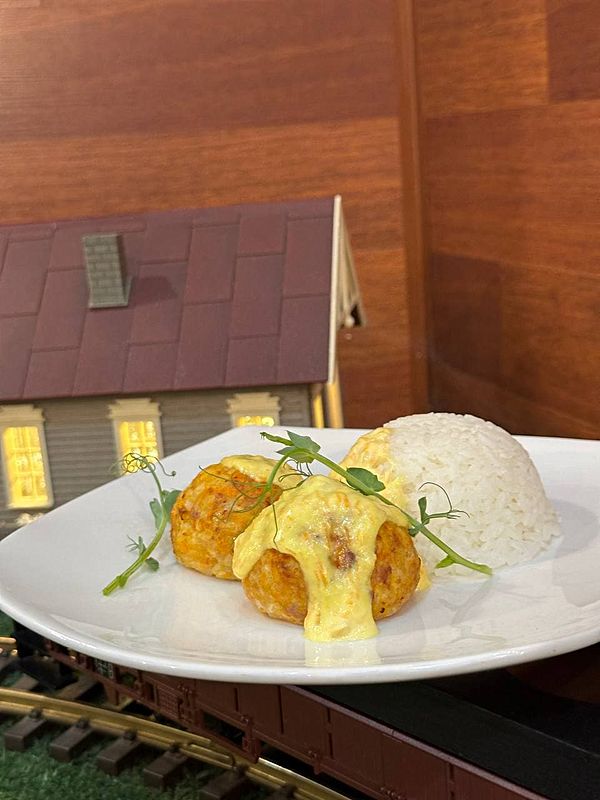 Ёжики с курицей и рисом под сливочным соусом