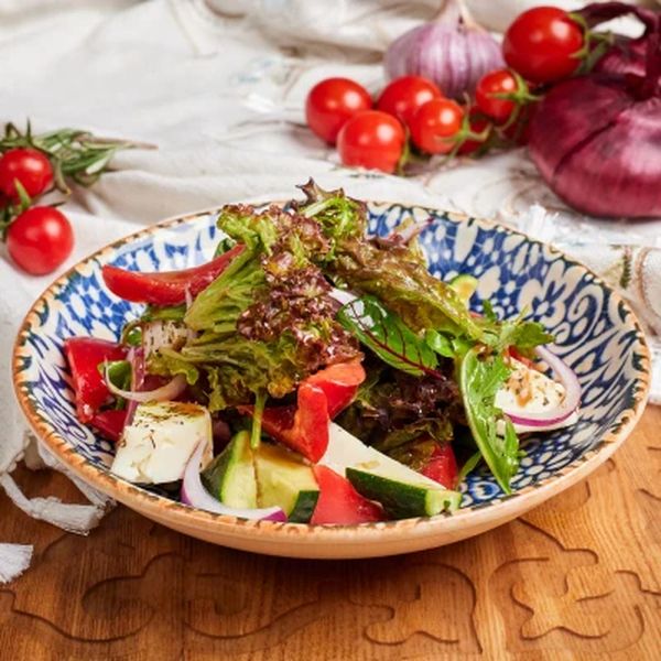 Салат из свежих овощей с сыром чанах